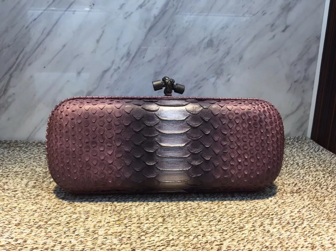 🔥🔥Model No. 8651🔥🔥This elegant clutch bag is one of the most popular handbags in woven bags. It is an interpretation of a classic design that was reintroduced in 2001. Since its launch, the Knot clutch has exhibited exquisite craftsmanship and integrated different styles from low-key to flamboyant. Each new Knot product demonstrates the irresistible and timeless charm of this classic handbag. This luxurious handbag features the signature braided rope buckle and is crafted from rare yellow-ringed forest snake and water snake skins. More charming and luxurious texture. Size Large 25cm